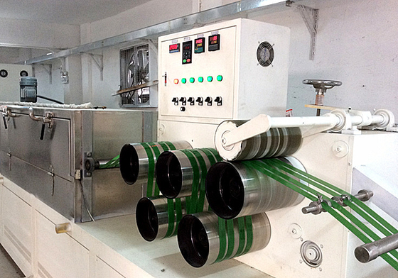 Os PP elétricos prendem com correias a linha correia plástica da extrusão da faixa que faz a máquina com controle do PLC