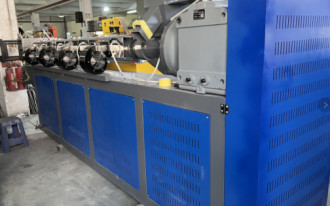 Única linha sistema da produção da correia do parafuso 90mm PP de memória da saída do dobro