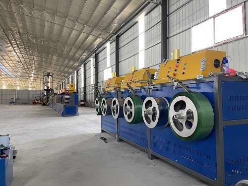 Linha da extrusão da correia do ANIMAL DE ESTIMAÇÃO do elevado desempenho com largura do controle 9-32mm do PLC