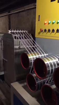 O único parafuso PP prende com correias o sistema de alimentação automático da máquina da extrusão da faixa