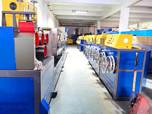 A correia de embalagem do ANIMAL DE ESTIMAÇÃO/grava a maquinaria expulsando para embalar com a máquina de embalagem totalmente automático reciclada 100% dos flocos da garrafa