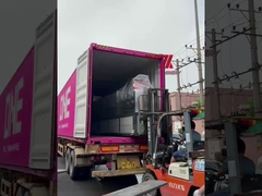 O polipropileno plástico PP prende com correias a linha máquina expulsando da extrusão da faixa